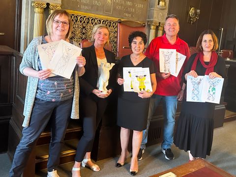 von links nach rechts: Babette Franck, Filialdirektorin Berliner Sparkasse; Brita Tyedmers, regionale Schulaufsicht Reinickendorf; Emine Demirbüken-Wegner, Bezirksbürgermeisterin Reinickendorf; Christian George, Leiter der bezirklichen Wirtschaftsförderung und Claudia Güttner, Leiterin Jugendkunstschule Reinickendorf (Bild: BA Reinickendorf)