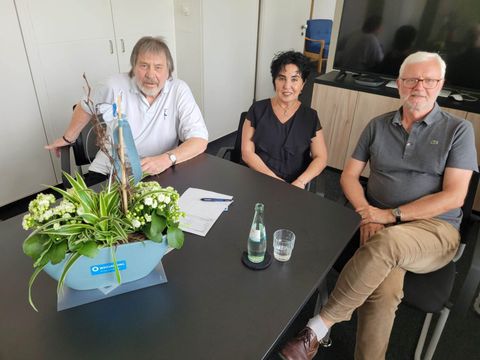 Klaus-Peter Zejewski (li.) und Dr. Werner Witt von der Reinickendorfer Außenstelle des Weissen Rings zu Gast bei der Bezirksbürgermeisterin. (Bild: BA Reinickendorf)