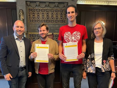 v.l.n.r.: Alexander Ewers (Bezirksstadtrat für Jugend und Familie; SPD), Máté Dolhai, Bálint Nátrán, Karolin Minkner (Ökumenische Jugenddienste) (Bild: BA Reinickendorf)