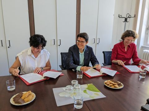 Irina Herz, Prokuristin der GESOBAU AG; Dr. Sandra Obermeyer, Abteilungsleiterin Quartiersentwicklung der Senatsverwaltung für Stadtentwicklung, Bauen und Wohnen und Korinna Stephan, Reinickendorfs Bezirksstadträtin für Stadtentwicklung unterzeichnen die Vereinbarung. (von links) (Bild: BA Reinickendorf)