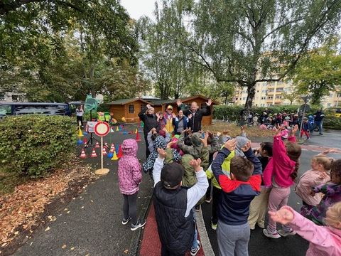 Bezirksstadträtin Julia Schrod-Thiel und Bezirksstadtrat Harald Muschner mit Kinder der Peter-Witte-Grundschule und der Grundschule am Schäfersee in der Jugendverkehrsschule in der Aroser Allee. (Bild: BA Reinickendorf)