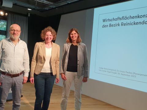 Von links: Herr Baba (empirica), Frau Stephan (Bezirksstadträtin) und Frau Dr. Flecken (Planergemeinschaft) (Bild: BA Reinickendorf)