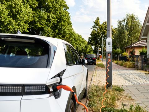 Laternenladepunkt „Heinz“ der Ubitricity Gesellschaft für verteilte Energienetze mbH in Berlin (Bild: Ubitricity )
