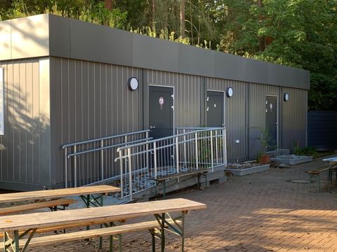 Der Neue Umkleidecontainer auf der Sportanlage Elchdamm (Bild: BA Reinickendorf)