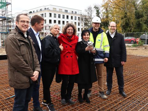 Offizieller Akt: Gemeinsam wird die Zeitkapsel für die Nachwelt versenkt (Bild: Dennis Gabriel)