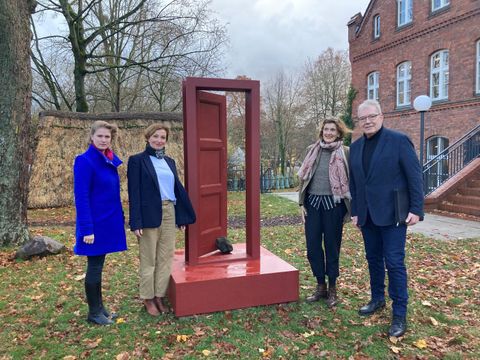Tina Born, „Kommissar Sonnenschein. Der Türöffner“, Installation im Garten des Museum Reinickendorf, 2023. Einweihung im Beisein von Tina Born und Bezirksstadtrat Harald Muschner (CDU). (Bild: BA Rdf)