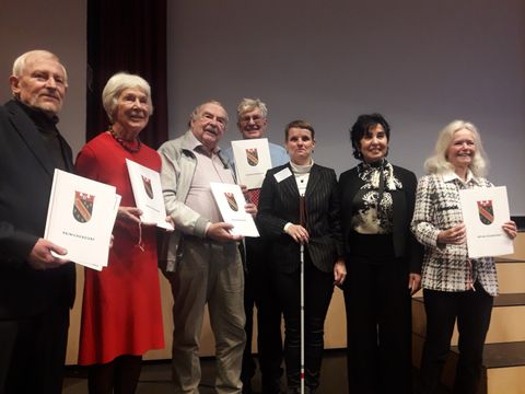 v.l.n.r.: Reiner Schröter, Dagmar Fleischer, Joachim Krüger, Dober, Regina Vollbrecht, Emine Demirbüken-Wegner, Heidrun Wischnewski (Bild: BA Reinickendorf)