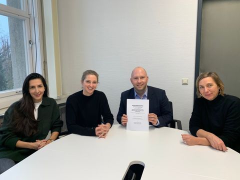 Von links: Leila Studier (Kinder und Jugendbeauftragte), Hannah Böse (Referentin des Bezirksstadtrates), Alexander Ewers (Bezirksstadtrat für Jugend und Familie), Andrea Möllmann-Bardak (Gesundheit Berlin-Brandenburg e. V., Projekt MitWirkung) (Bild: BA Reinickendorf )