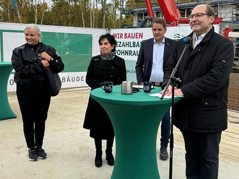 Von links: Gabriela Ostermann, Leiterin der BImA-Hauptstelle Portfoliomanagement in Berlin, Bezirksbürgermeistern Emine Demirbüken-Wegner, Christoph Zielinski, Leiter Geschosswohnungsbau der Firma ALHO und Axel Kolfenbach, stellvertretender Leiter des BImA-Geschäftsbereichs Portfoliomanagement, bei der Feier zum Bauauftakt (Bild: BImA)