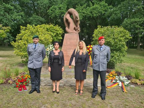 v.l.n.r. Leiter des Kreis-Verbindungs-Kommandos Reinickendorf Oberstleutnant Tillman Albinus, Bezirksbürgermeisterin Emine Demirbüken-Wegner, stellv. Bezirksverordnetenvorsteherin Sevda Boyraci und Oberst Jens Roßmanith, stellvertr. Kommandeur und Chef des Stabes Landeskommando Berlin (Bild: BA Reinickendorf)