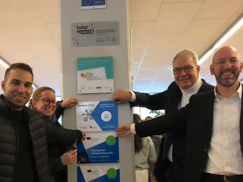 Von links nach rechts: Herr Jafari (CDU-Fraktion), Frau Bezirksstadträtin Schrod-Thiel, Herr Bezirksstadtrat Muschner, Schulleiter Herr Liedtke (Bild: BA Reinickendorf)
