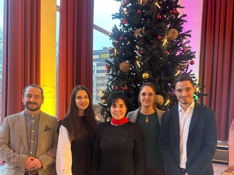 v.l.n.r.: Levent Ceylan (stellv. Fachbereichsleiter), Ana Antunovic (Auszubildende FB Senioren), Bezirksbürgermeisterin Emine Demirbüken-Wegner, Dilan Arslan (Mitarbeiterin FB Senioren), Dominik Lindhammer (Fachbereichsleitung) (Bild: BA Reinickendorf)