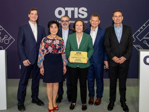 Offizielle Eröffnung der Leiterkartenfertigung mit Bezirksbürgermeisterin und Otis-CEO. (Bild: Otis Elevator Company)
