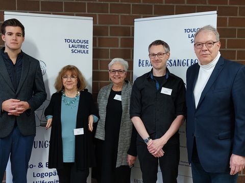 Von links nach rechts: Vorsitzender des Schulausschusses Richard Gamp (CDU), Sonderpädagogin Christa Nink, Schulleiterin Uta Eling, Konrektor Tobias Kiermeier und Bezirksstadtrat Harald Muschner (Bild: BA Reinickendorf)