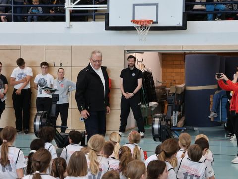Bezirksstadtrat für Sport, Harald Muschner bei der Eröffnung der diesjährigen Talentiade des Landessportbundes in der Halle des Thomas-Mann-Gymnasiums (Bild: BA Rdf)