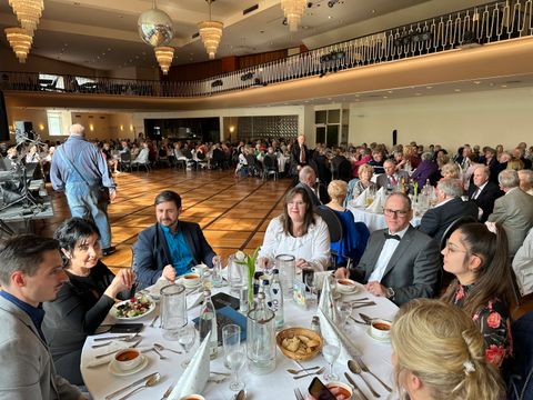 Bezirksbürgermeisterin und ihr Team des Fachbereichs Senioren beim Frühlingsball im Vorjahr (Bild: BA Rdf)
