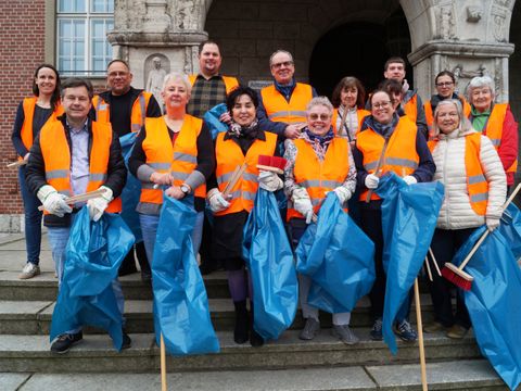 Voller Tatendrang das Kehrenbürger-Team vorm Rathaus Reinickendorf (Bild: BA Rdf)