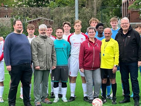 Bezirksstadtrat für Sport Harald Muschner (CDU, vorne rechts) eröffnete den neuen Sportplatz an der Seebadstraße – dabei die Vorsitzende der Abteilung Fußball des VfB Hermsdorf Manuela Weber, Bezirksverordneter und Vorsitzender des Sportausschusses Reinickendorf Detlef Trappe (CDU, vordere Reihe, 2. von links), Bezirksverordneter Sascha Rudloff (SPD) zusammen mit Spielern des VfB Hermsdorf und des FC Viktoria 1889 Berlin sowie dem Schiedsrichter der Eröffnungspartie. (Bild: BA Rdf)