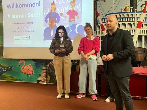 Grußwort von Bezirksstadtrat zu Start des Weiterbildungsangebots: v.l. Cornelia Bauschke (Jugendamt Region-West), Teresa Busse (Sexualpädagogik), Alexander Ewers (Bezirksstadtrat für Jugend und Familie) (Bild: BA Rdf)