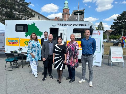 Gemeinsame Freude über den neuen Bus mit Bezirksbürgermeisterin Demirbüken-Wegner, Jugendstadtrat Ewers und BVV-Vorsteherin Köppen. (Bild: BA Rdf)