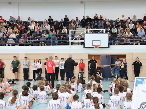 Bezirksstadtrat für Sport, Harald Muschner begrüßt die Kinder und Eltern bei der Talentiade 2025 (Bild: BA Rdf)