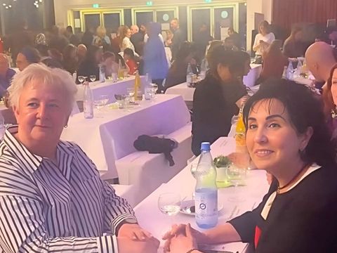 BVV-Vorsteherin Kerstin Köppen und Bezirksbürgermeisterin Emine Demirbüken-Wegner beim gemeinsamen Fastenbrechen 2024.