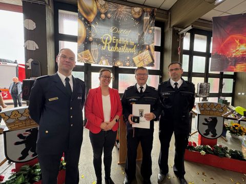 v.l.n.r.: Andre Windemuth, Leiter Einsatzbereich Pankow/Reinickendorf der Berliner Feuerwehr , Bezirksstadträtin Julia Schrod-Thiel (CDU), Wachleiter Detlef Oergel, Stellvertretender Wachleiter Jascha Kießling (Bild: BA Reinickendorf)