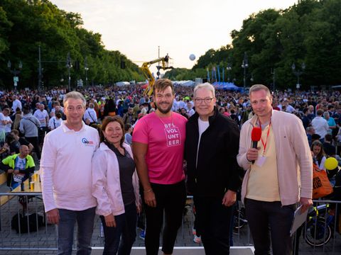 Karl-Heinz Emtmann, Astrid Böhme, Marc-Eric Lehmann, Bezirksstadtrat für Sport Harald Muschner (CDU) und Sven Stoecklein beim Berliner Firmenlauf am Brandenburger Tor (v.l.) (Bild: BA Rdf)