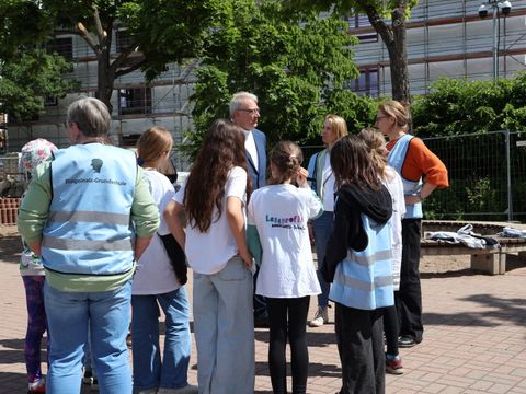 Schulstadtrat Harald Muschner (CDU) im Gespräch mit den „Leseprofis“ der Ringelnatz Grundschule (Bild: BA Rdf)