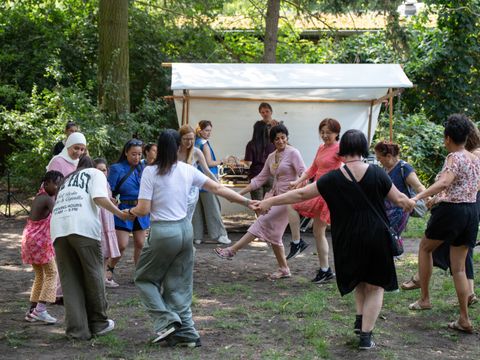 gemeinsamer Tanz auf dem AVA-Kiezfest 2024 (Bild: ReneMa-Fotos )