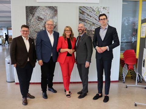 v.l.: MdA Niklas Graßelt (CDU), Bezirksstadtrat für Bildung Harald Muschner (CDU), Staatssekretärin für Bildung Christina Henke (CDU), Schulleiter Jan Liedtke, Schulausschussvorsitzender Richard Gamp (CDU) bei den Feierlichkeiten im Thomas-Mann-Gymnasium anlässlich des 150. Geburtstages Thomas Manns. (Bild: BA Rdf)