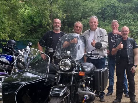 Ausgelassene Stimmung beim Sommerfest des M.C. Hermsdorf e.V.: Stephan Mante, Fritz Helling (1. Vorsitzender), Bezirksstadtrat für Sport Harald Muschner (CDU), Gerd Reinke (2. Vorsitzender) und Peter Gerlach mit einem alten BMW-Gespann – von links. (Bild: BA Rdf)