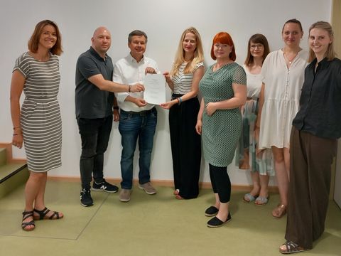 Der Projekt-Steuerungskreis und die Bezirksstadträte (v. l. n. r.): Cindy Franke (Koordinatorin der Familien- und Kinderarmutsprävention, BA Reinickendorf), BStR Alexander Ewers, BStR Uwe Brockhausen, Andriana Noack (BeKi), Juliana Schiwarov (Techniker Krankenkasse), Isabelle Norkeliunas-Kaeber, Sarah Friederici (beide BeKi) und Christine Schade (Gesundheitsförderung und Prävention, BA Reinickendorf).