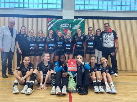 Schul- und Sportstadtrat Harald Muschner (CDU) mit der Drittplatzierten weiblichen C-Jugend der Füchse-Berlin. (Bild: BA Rdf)