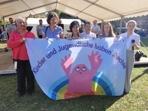 Gemeinsam für Kinderrechte: BVV-Vorsteherin Kerstin Köppen, Stadträtin Korinna Stephan, Bezirksbürgermeisterin Emine Demirbüken-Wegner, Stellvertr. Bezirksbürgermeister Uwe Brockhausen, Kinder- und Jugendbeauftragte Hannah Böse (v.l.). (Bild: BA Rdf)