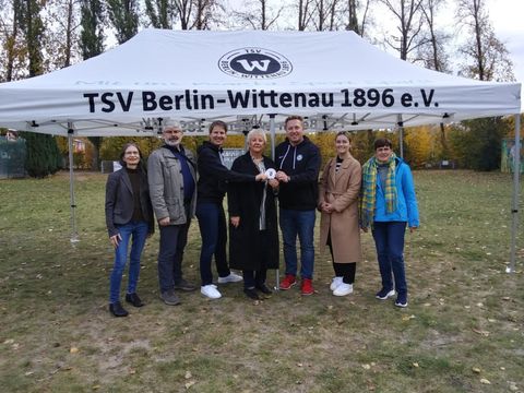 Übergabe-Sondermittelplakette (Bild: BA Reinickendorf)