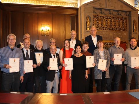 Bezirksbürgermeisterin Emine Demirbüken-Wegner und Bezirksstadtrat für Sport Harald Muschner (beide CDU) freuen sich gemeinsam mit den Teilnehmenden über deren Ehrung mit der Dieter-Braunsdorf-Medaille (Bild: BA Rdf)