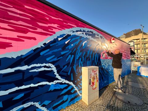 Die künstlerische Agentur Tape Over stellt in „Tape Art“ eine imposante Welle dar, die das Thema Wasser für Alt-Tegel verdeutlichen soll. (Bild: Tape Over/BA Rdf)