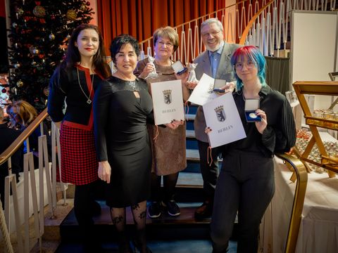 v.l. Ehrenamtsbeauftragte Katharina Schulz, Bezirksbürgermeisterin Emine Demirbüken-Wegner sowie die Preisträger Selma Merker, Hans-Joachim Richter und Anna-Lena Strauß (Bild: BA Rdf)