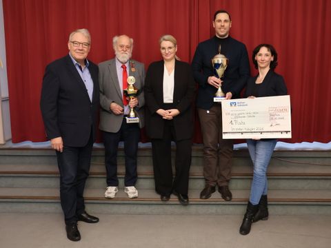 Bezirksstadtrat für Bildung Harald Muschner (CDU), Vorsitzender des Fördervereins der Stötzner-Schule Andreas Kessel, Schulleiterin der Stötzner-Schule Julia Kuntze, Martin Lange und Sabine Fiedler (Bartscherer & Co. Recycling GmbH) v.l.n.r. (Bild: BA Rdf)
