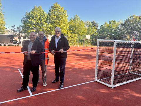 Bezirksstadtrat Harald Muschner (rechts) gibt das Kleinspielfeld gemeinsam mit dem Leiter des Straßen- und Grünflächenamtes Sascha Braun (links) und dem Planer Benjamin Neye symbolisch frei. (Bild: BA Reinickendorf)