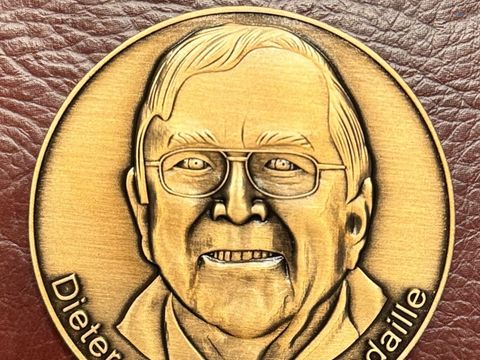Die „Dieter-Braunsdorf-Medaille“ in Gold. (Bild: BA Reinickendorf)