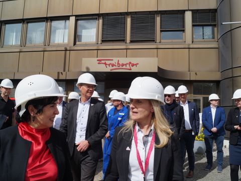Dr. Thorid Klantschitsch (vorne rechts), Vorsitzende der Geschäftsführung Freiberger Lebensmittel GmbH, und Bezirksbürgermeisterin Emine Demirbüken-Wegner. (Bild: BA Rdf)