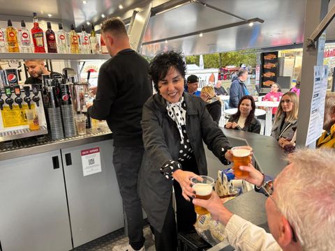Gibt's nicht alle Tage: Freibier aus den Händen der Bürgermeisterin (Bild: Wolfgang Emrich)