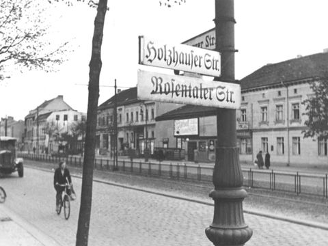 Umbenennung Rosenthaler Straße in Holzhauser Straße 1937, Foto Holzhauser Straße/Ecke Oranienburger Straße, 1938 © Archiv Museum Reinickendorf (Bild: BA Reinickendorf)