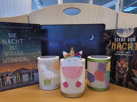 Gebastelte Nachtlichter in der Stadtteilbibliothek Reinickendorf-West. (Bild: BA Rdf)