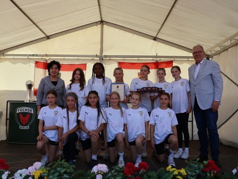 Das E-Juniorinnenteam der Füchse Berlin gemeinsam mit Bezirksbürgermeisterin Emine Demirbüken-Wegner und Bezirkssportstadtrat Harald Muschner (beide CDU). (Bild: BA Rdf)