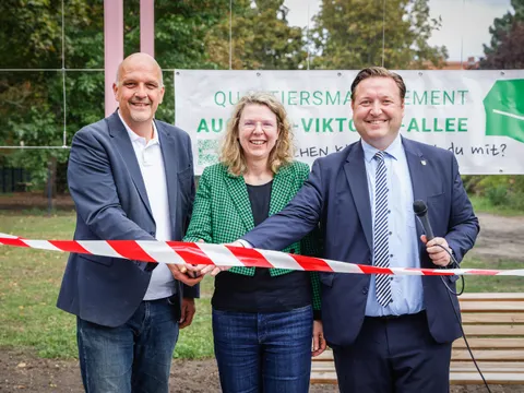v.l. Staatssekretär Stephan Machulik (SPD), Bezirksstadträtin Korinna Stephan und Bezirksstadtrat Sebastian Pieper (Bild: www.gatonia.de)