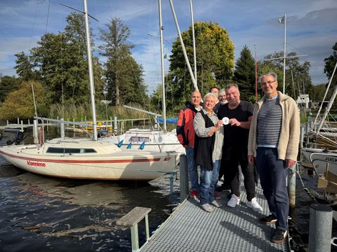 Ganz hinten 2. Vorsitzender Stefan Gulyas, neben Kerstin Köppen stehen der Vereinsvorsitzende Christian Müller, Michael Waschmann (Kassierer) und die Bezirksverordneten Detlef Trappe und Stefan Valentin. (Bild: BVV Rdf)