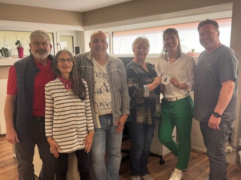 im Bild von links: Detlef Trappe (CDU-Fraktion), Andrea Behnke (Fraktion Bündnis 90/Die Grünen) Stefan Valentin (SPD-Fraktion), Kerstin Köppen (BVV-Vorsteherin), Stephanie Panzig (Vorstand TSV), Hendrik-Brian Melz (Vorstand TSV) (Bild: BVV Rdf)
